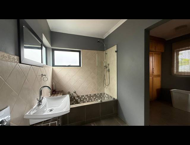 3 BEDROOM APARTMENT TO LET IN ESSENWOOD
